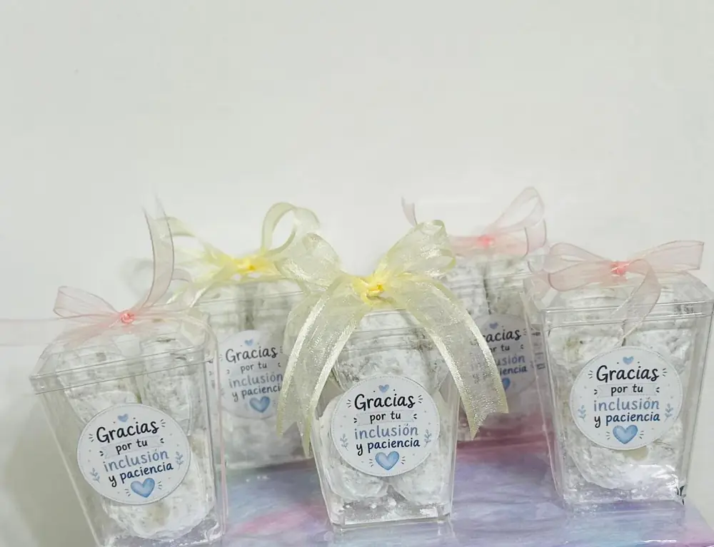 Recuerdos con etiqueta de agradecimiento y moños de organza